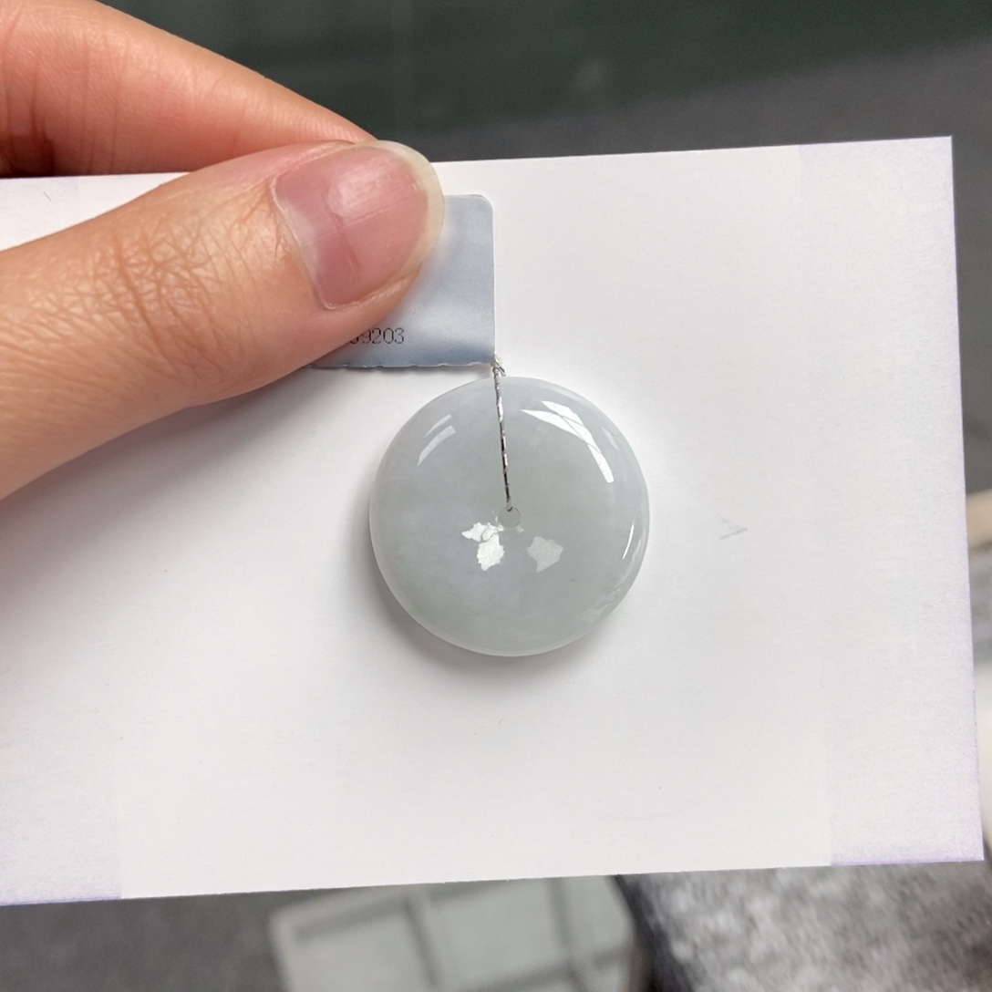 翡翠颈饰未镶嵌平安扣