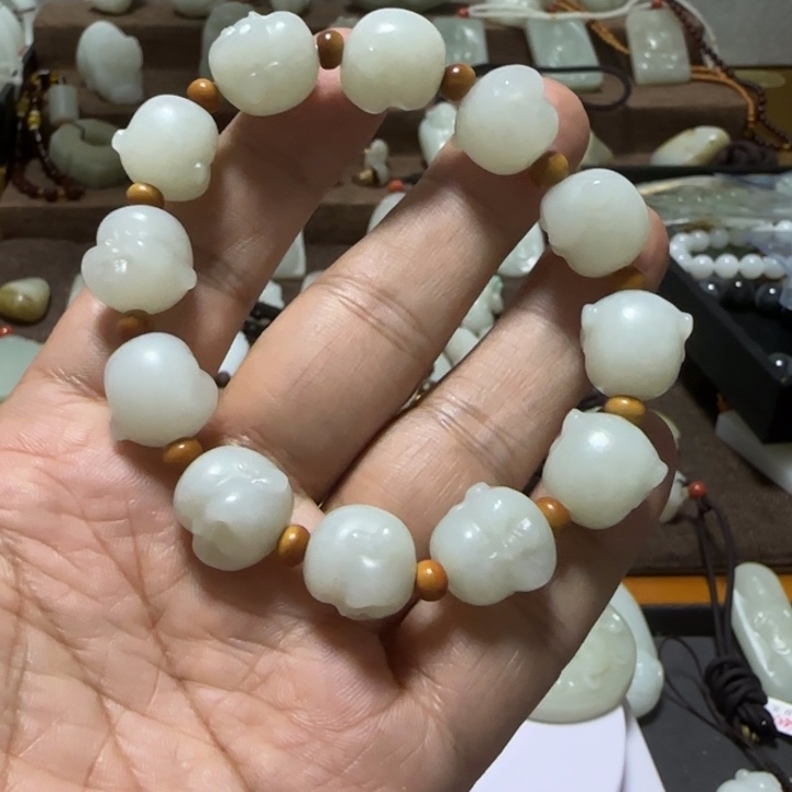 和田玉手串未镶嵌阿*?