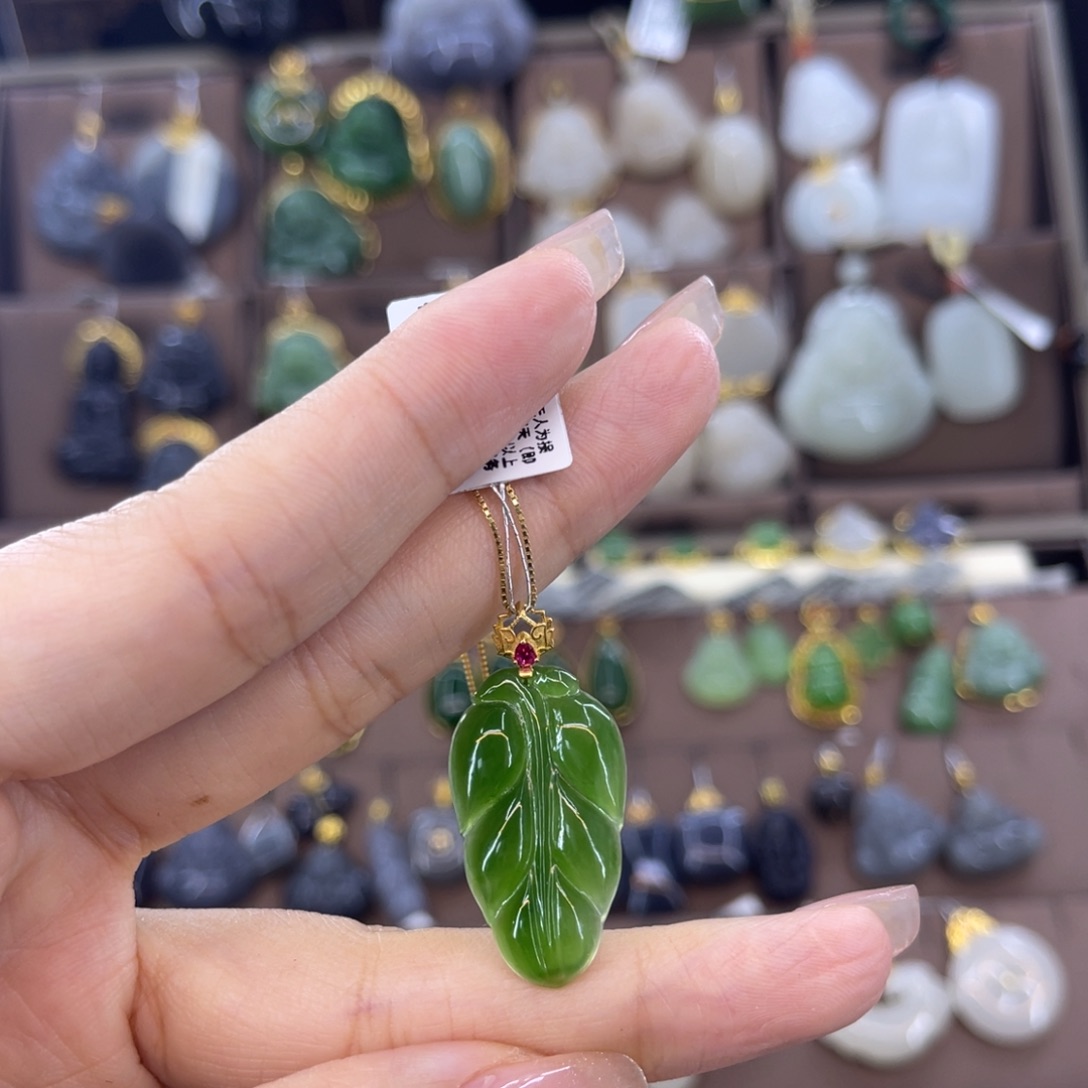 和田玉吊坠18K金镶嵌