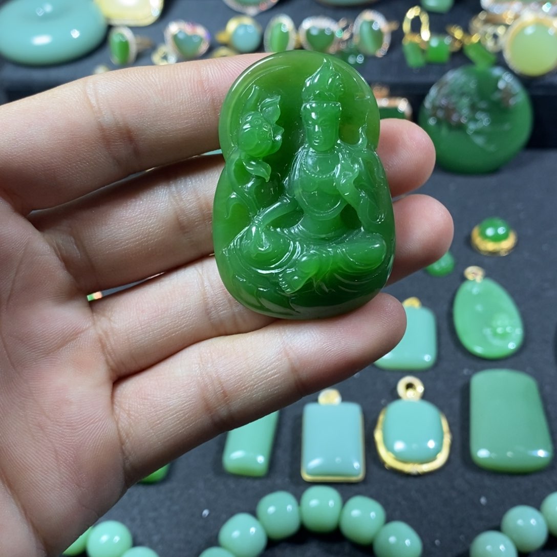 颈饰未镶嵌和田玉（碧玉）