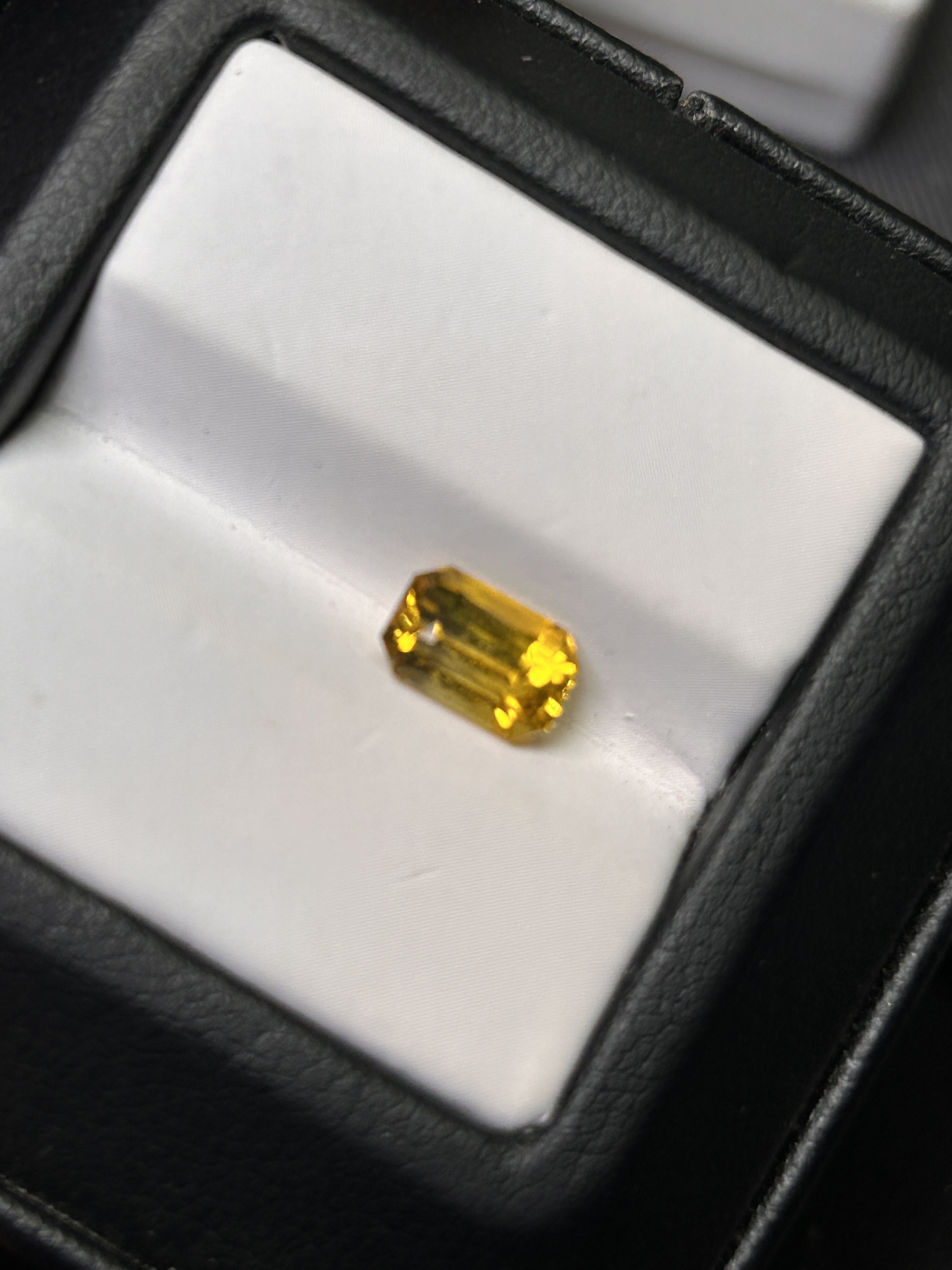 2.03克拉黄色蓝宝石裸石未镶嵌