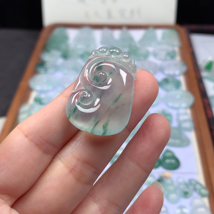 颈饰未镶嵌翡翠冰种飘花如意