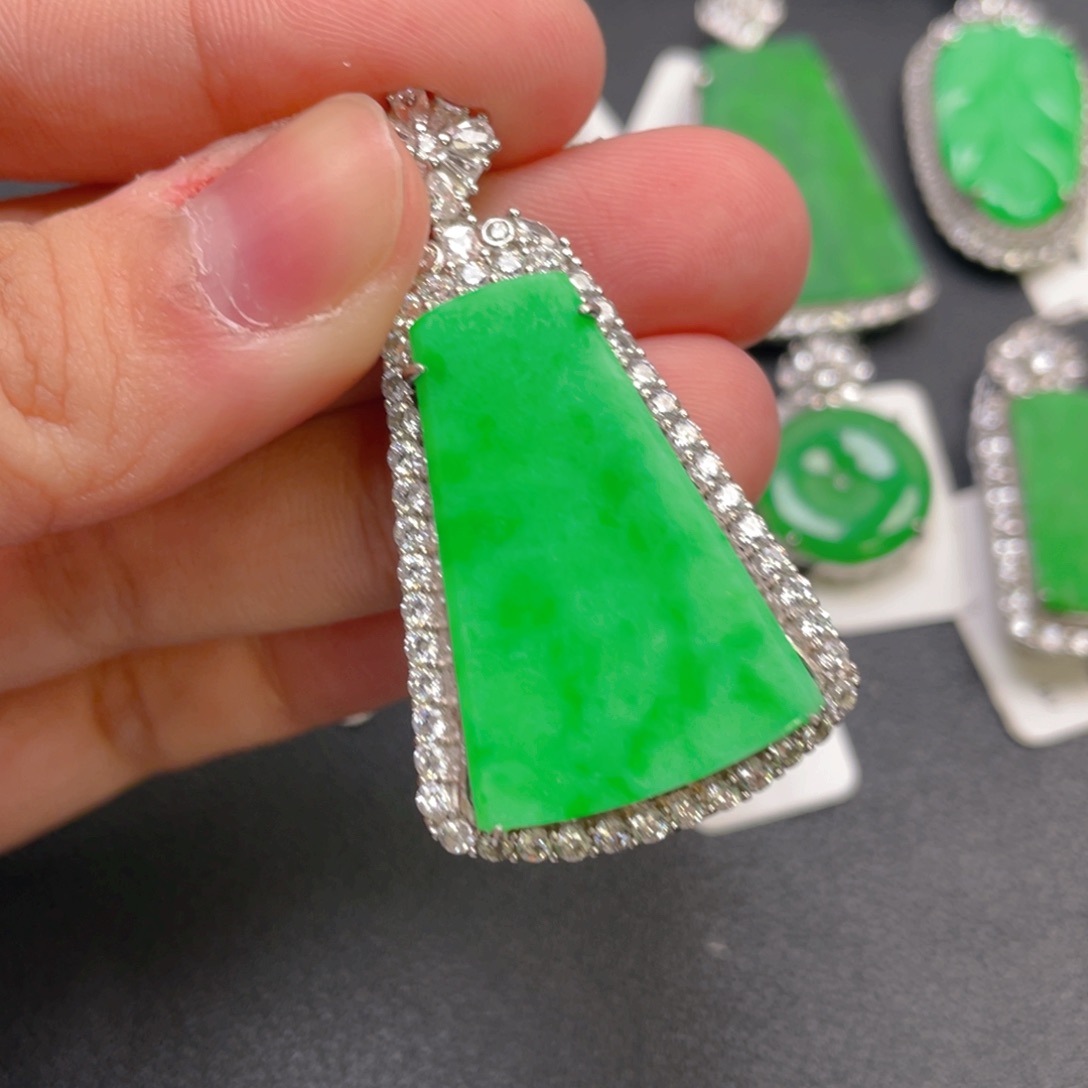 小***。翡翠银S925镶嵌颈饰