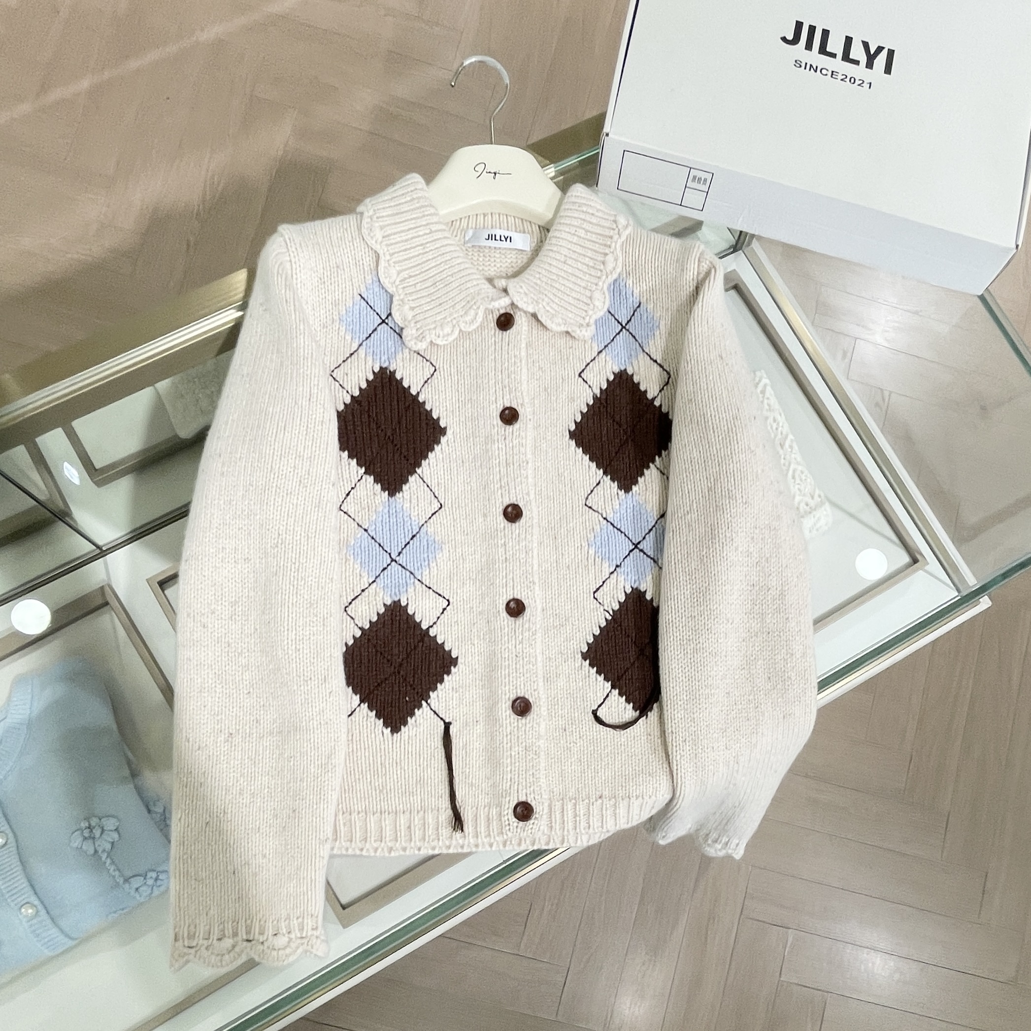 jillyi【苏格兰公主】杏灰色花瓣领几何格纹图案时尚百搭针织开衫