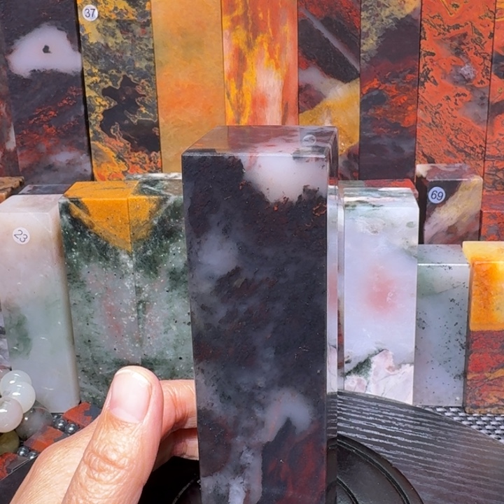 砖雕桂林鸡血玉工艺品