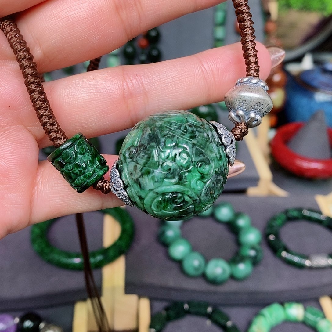 翡翠颈饰未镶嵌漂亮美眉