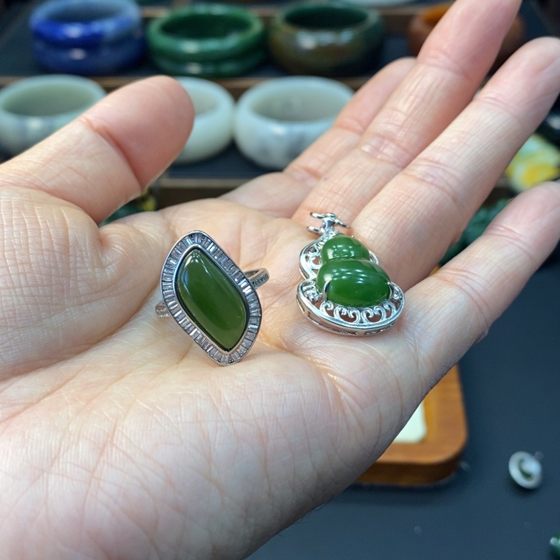 锦***花和田玉未镶嵌颈饰