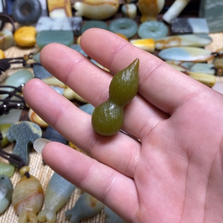 蛇纹石玉未镶嵌颈饰