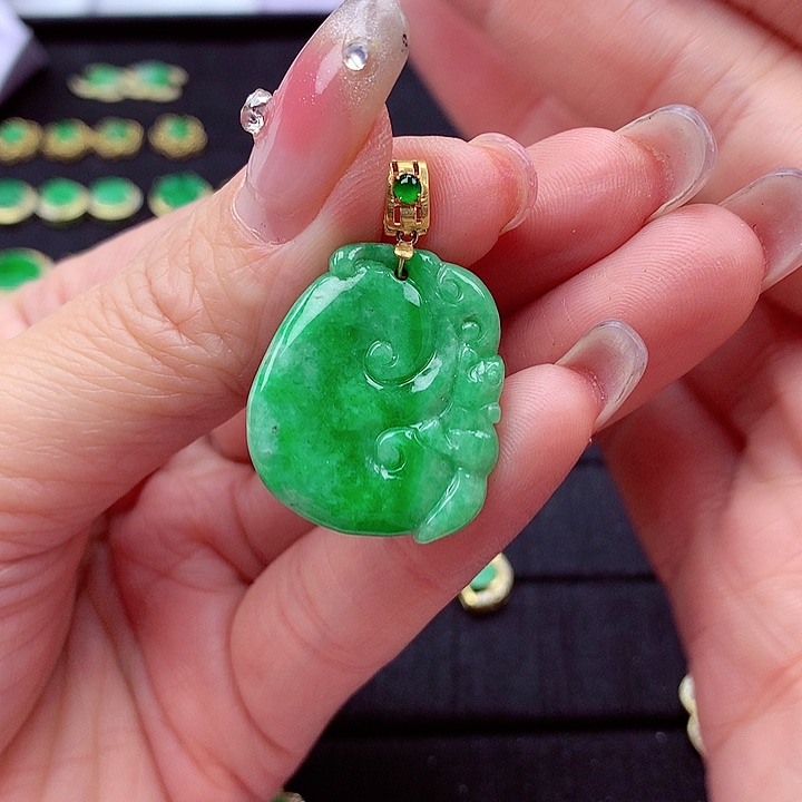 翡翠颈饰18K金镶嵌翡翠