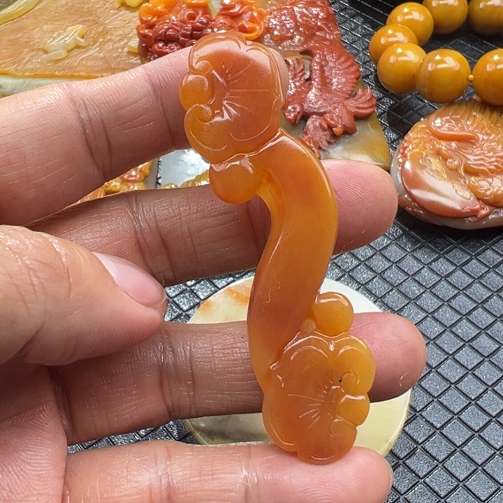 石英质玉（黄龙玉）颈饰未镶嵌