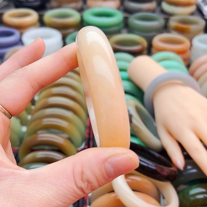 未镶嵌手镯（圆镯）石英质玉花*悦