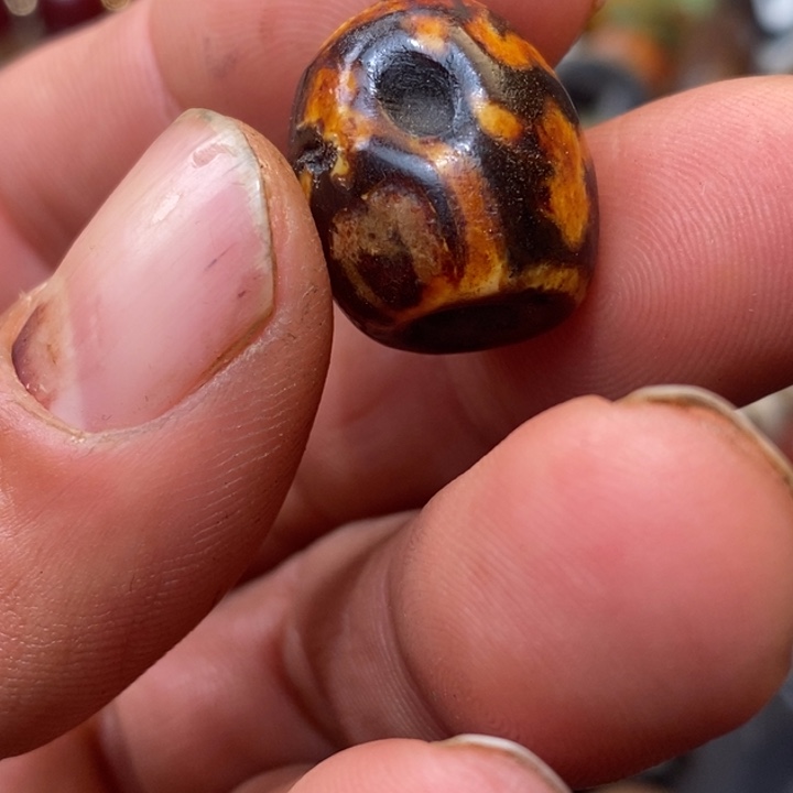 未镶嵌珠子的颜色是蓝色玛瑙/玉髓