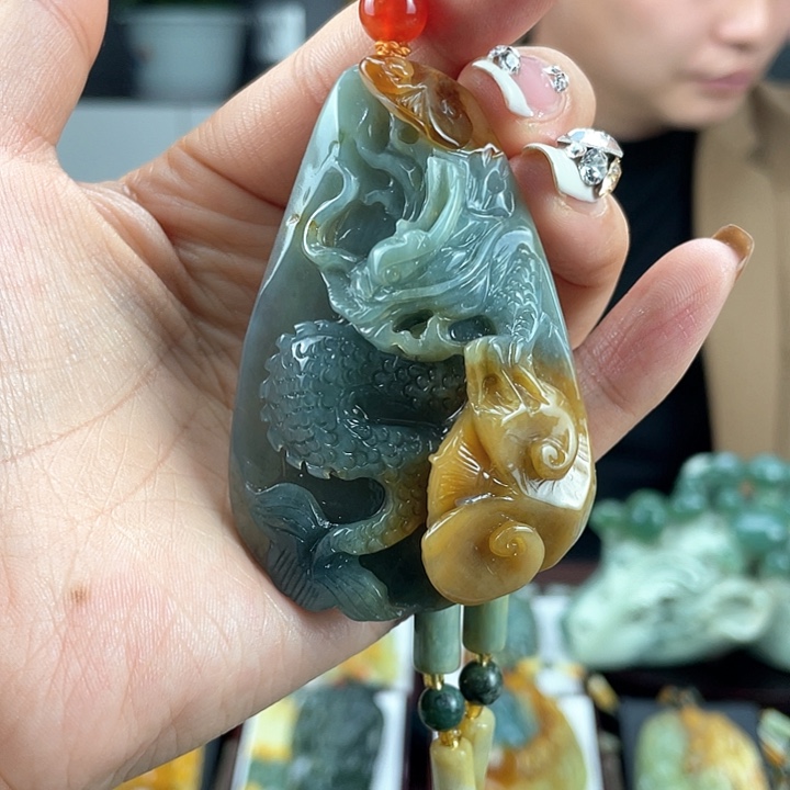 蛇纹石玉颈饰未镶嵌