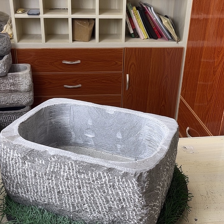 贵州灰姑娘食材和贵州青石打造而成