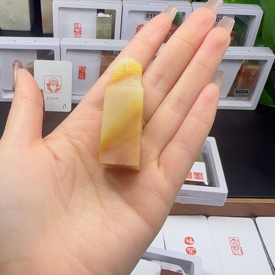 寿山石印石秋*包刻四字1.8×1.8