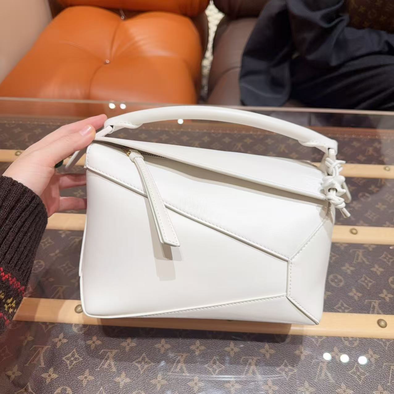 99新 LOEWE/罗意威 puzzle纯白色 陶瓷小兔子挂件 宽肩带款包！