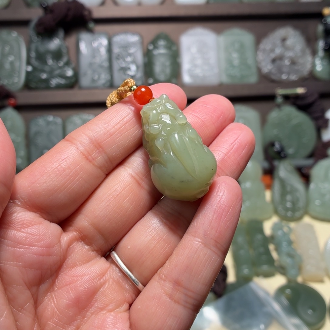 H***️和田玉未镶嵌颈饰