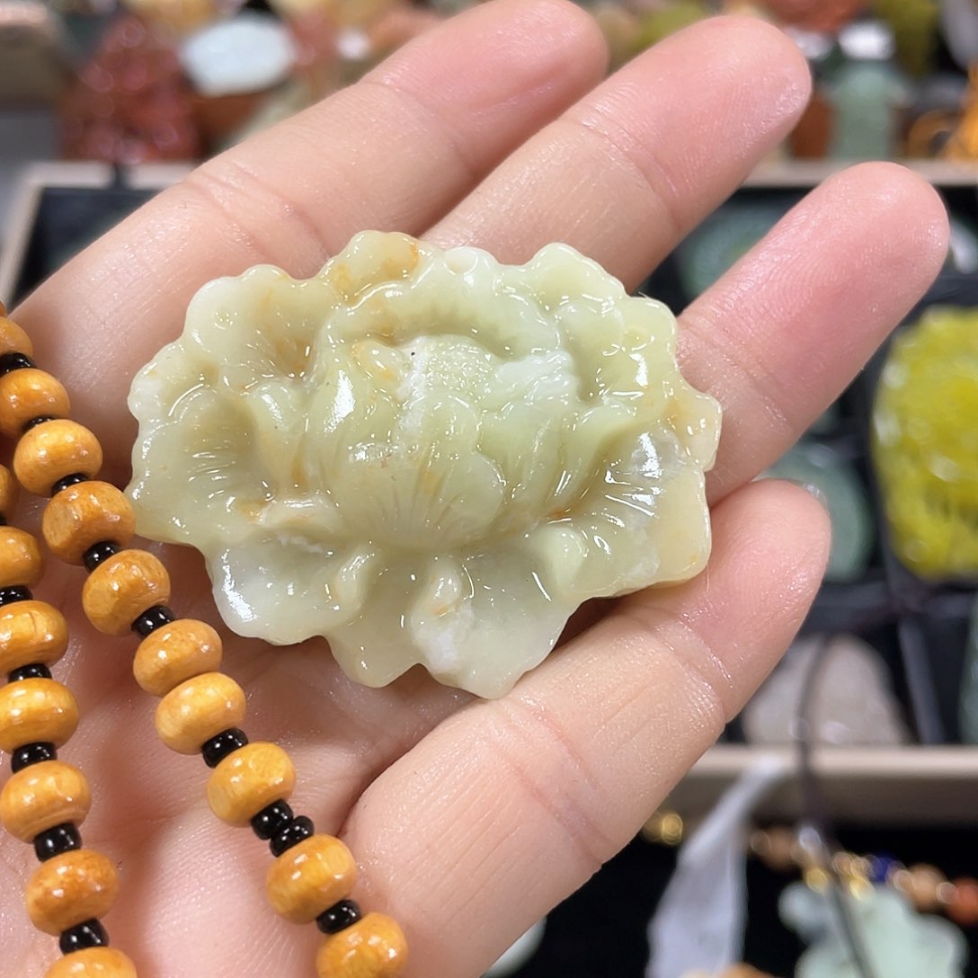 蛇纹石玉颈饰合金