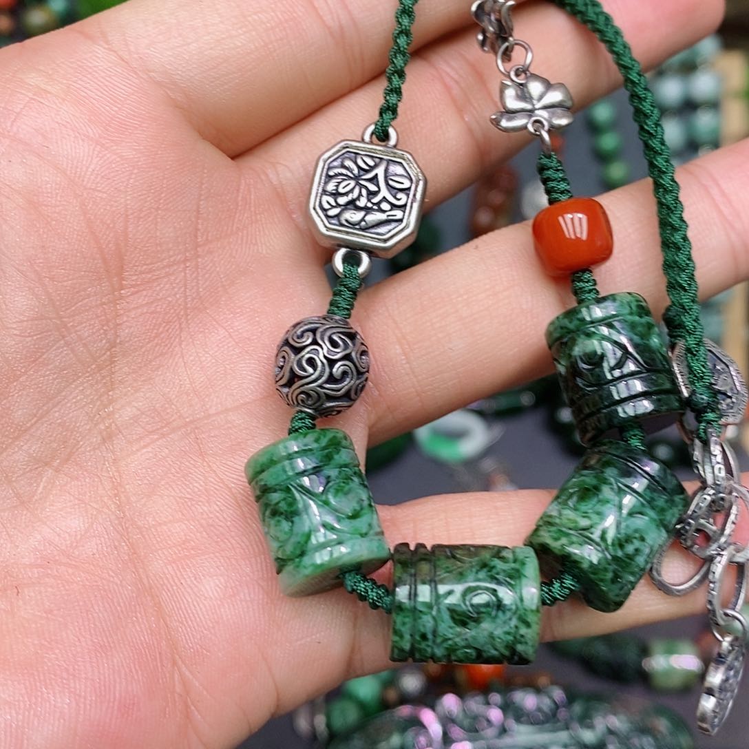 翡翠颈饰未镶嵌漂亮美眉