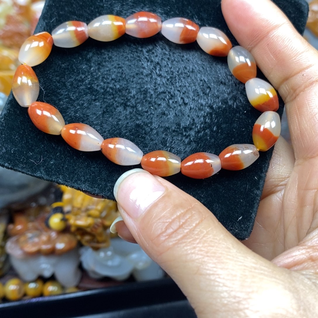 未镶嵌石英质玉（黄龙玉）颈饰