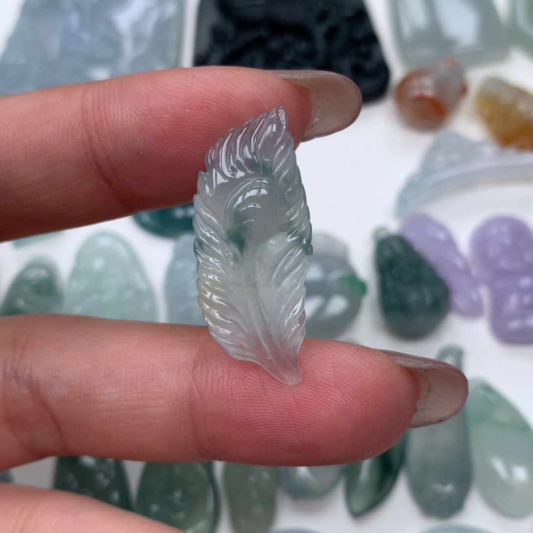 翡翠未镶嵌颈饰孔雀羽毛