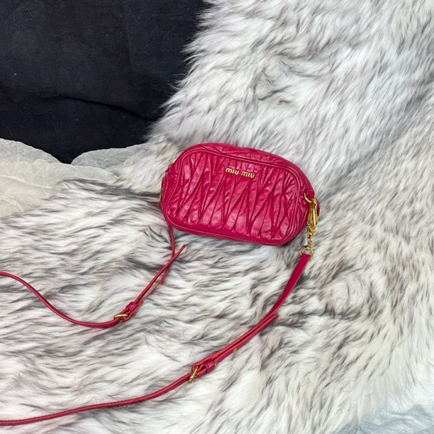 95新 MIU MIU/缪缪 火龙果色褶皱斜挎包