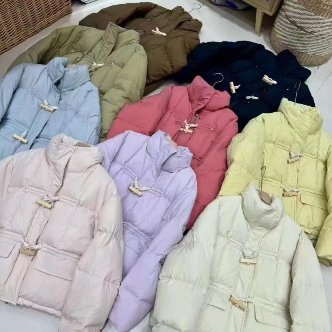 2025冬新款羽绒服女短款牛角扣立领小个子面包服白鸭绒时尚外套