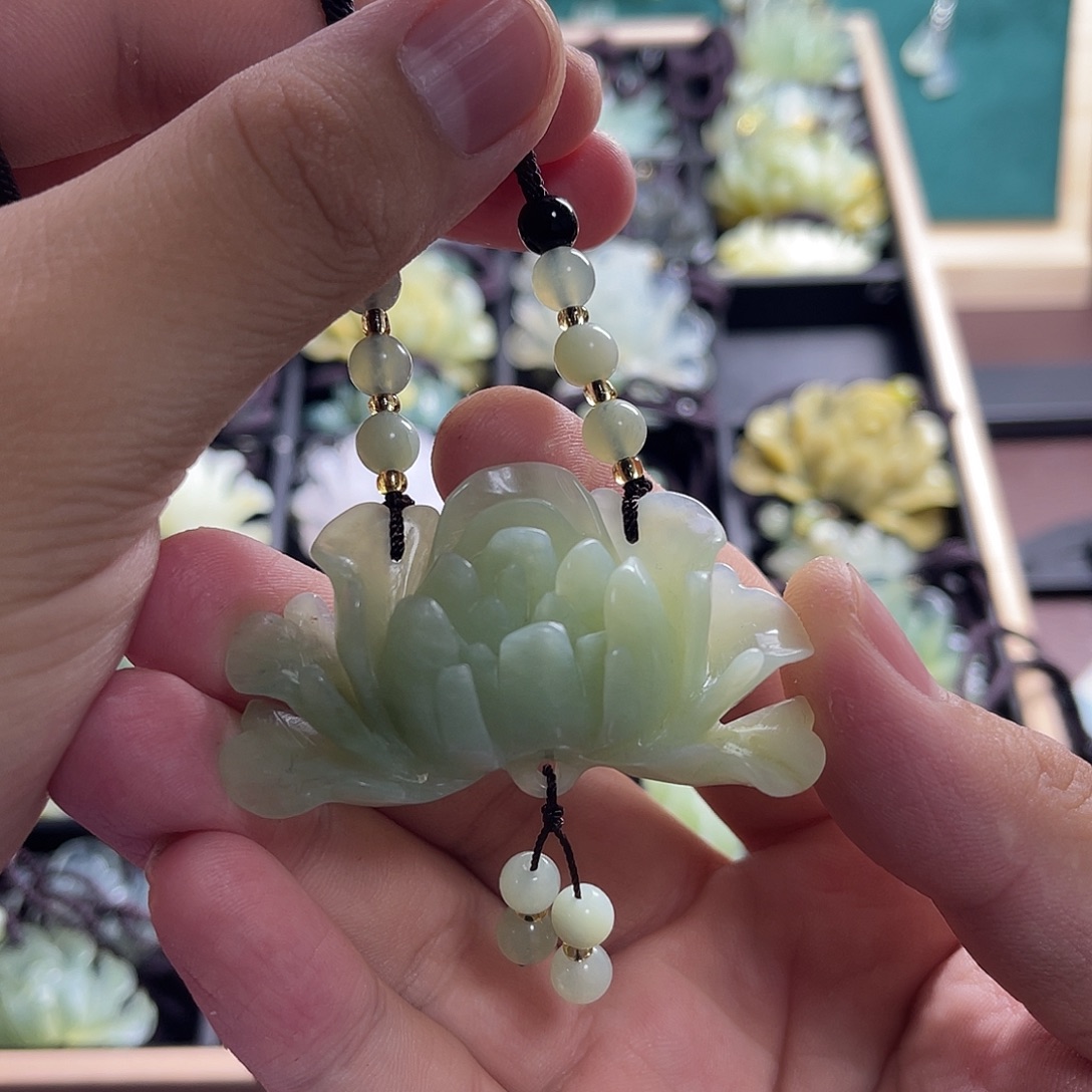 蛇纹石玉未镶嵌颈饰