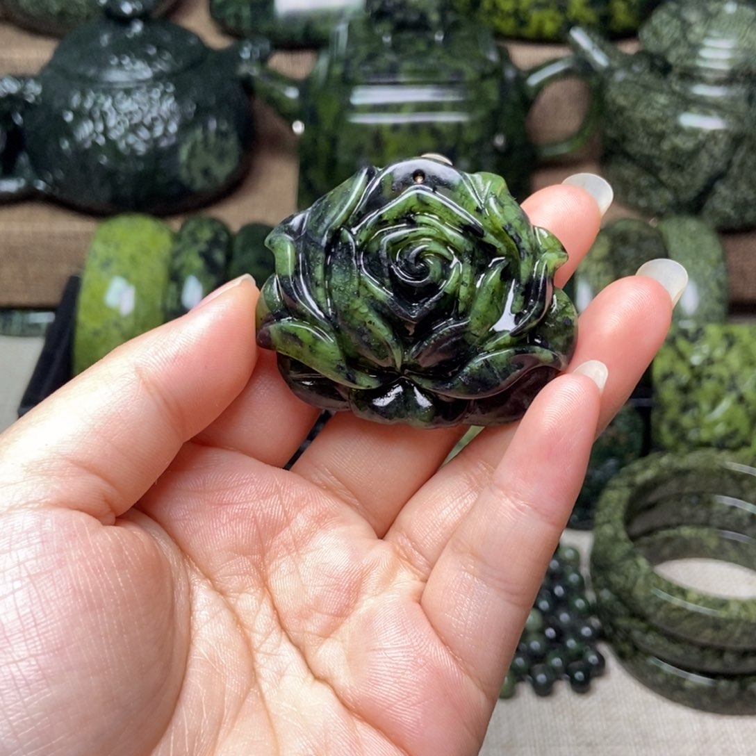 蛇纹石玉颈饰未镶嵌