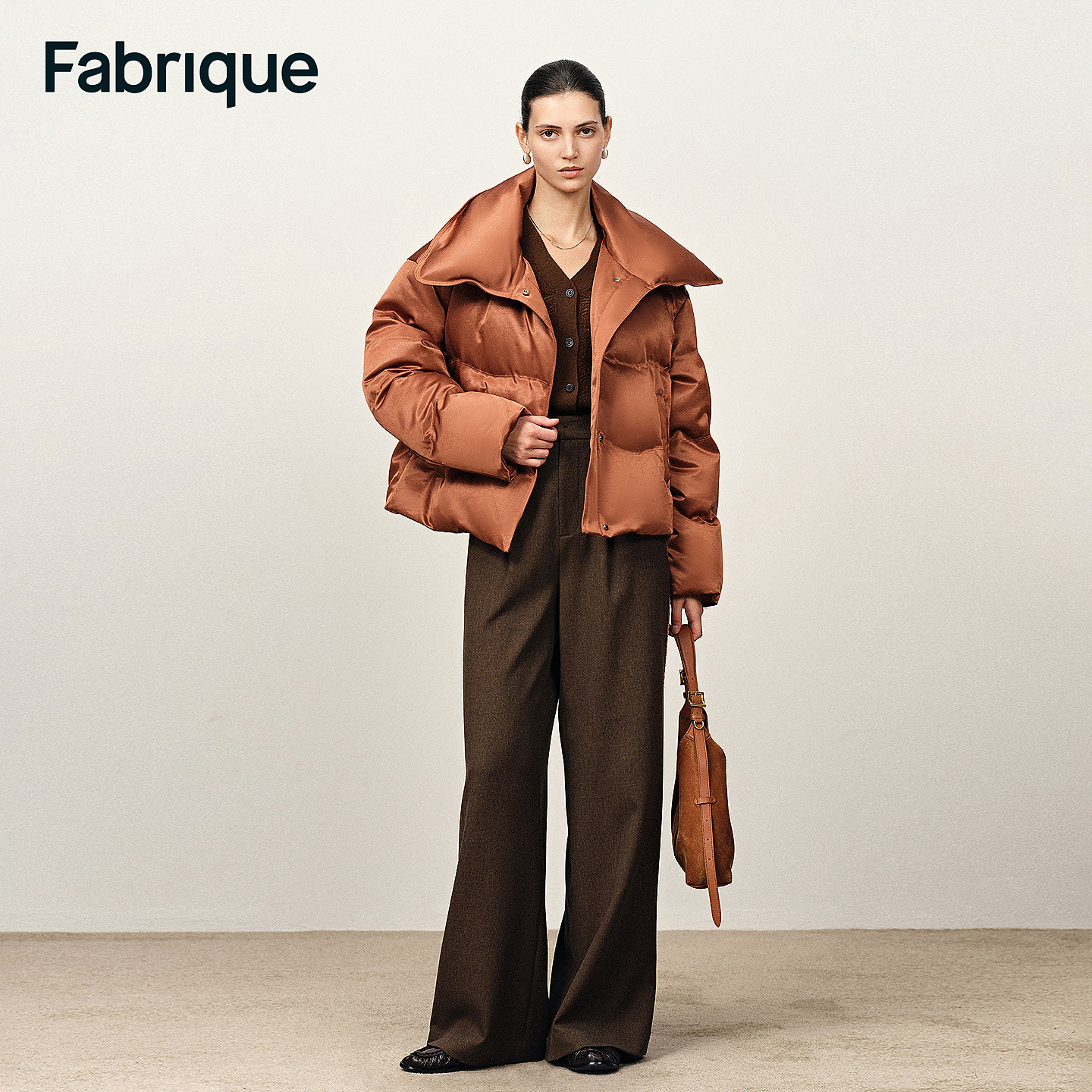 Fabrique Ivy 琥珀金棕醋酸缎面90白鸭绒翻领短款保暖羽绒服女