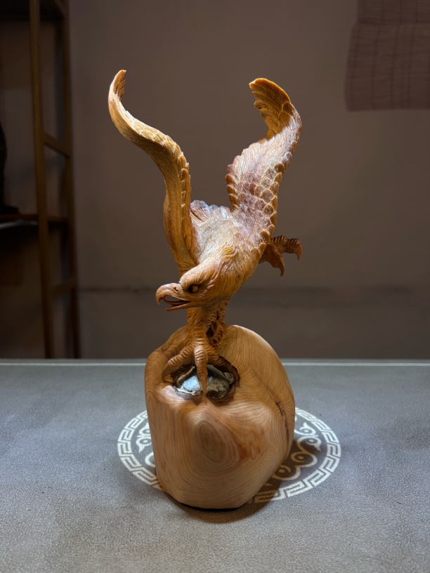 崖柏大鹏展翅摆件作品