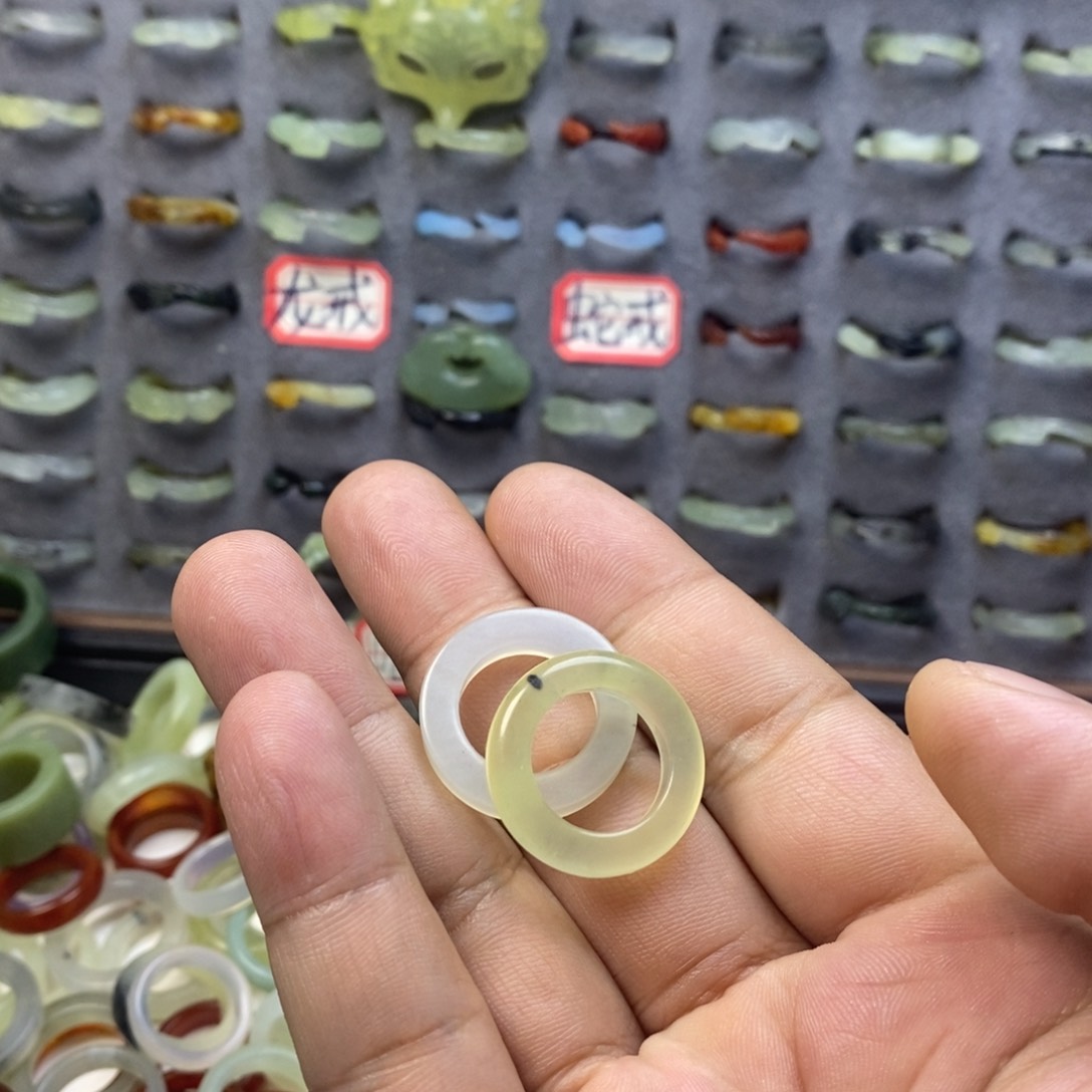 蛇纹石玉戒指未镶嵌一**枝