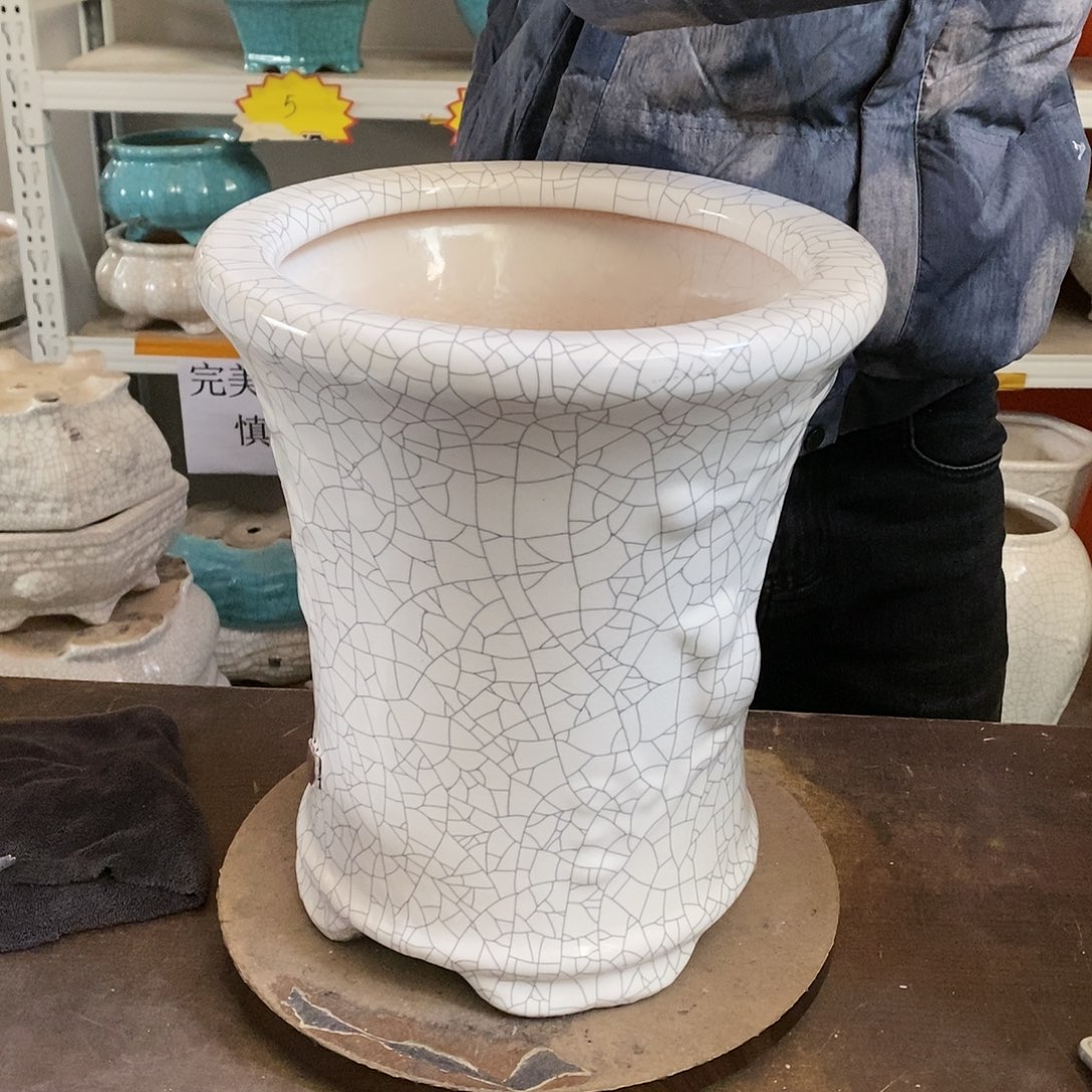 瑕疵花盆里装满鲜花