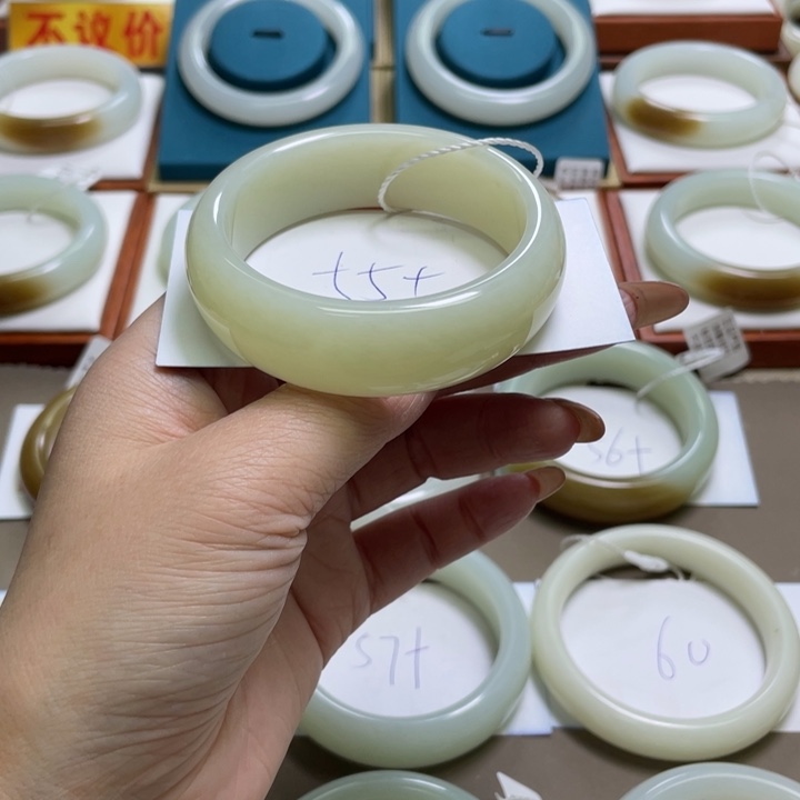 和田玉手镯未镶嵌