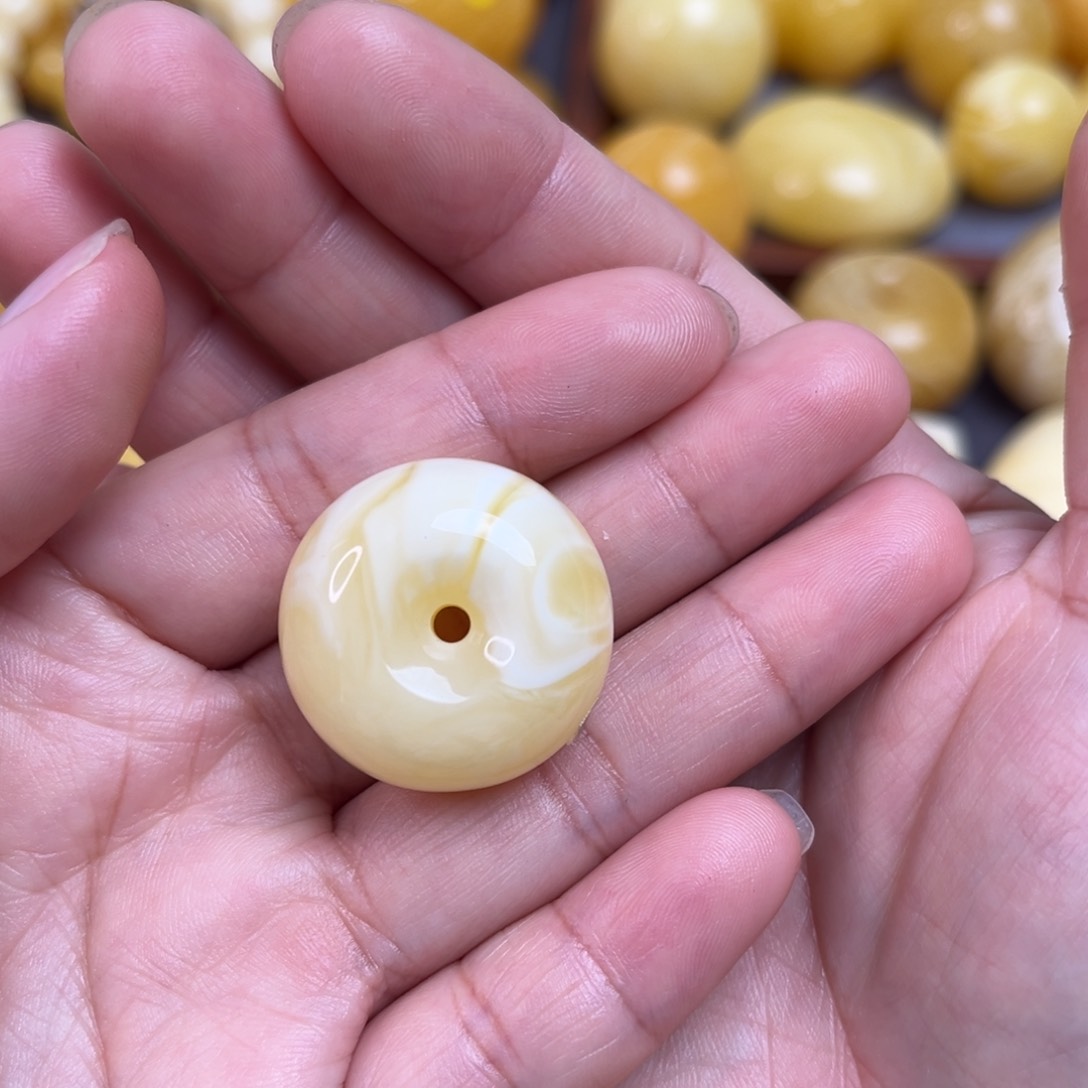 琥珀裸石未镶嵌奶扣