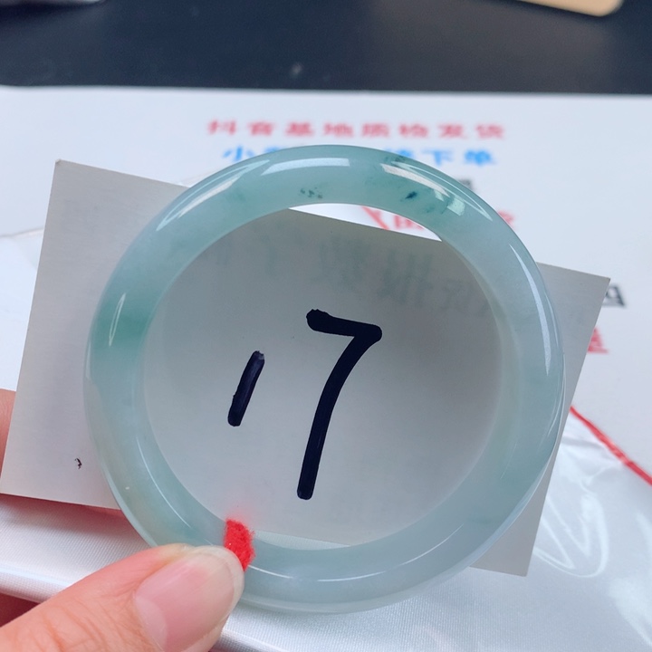 翡翠手镯未镶嵌冰