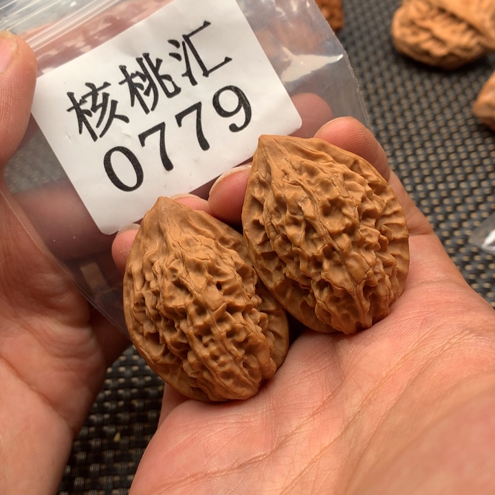 文玩核桃吊坠柳叶鸡心