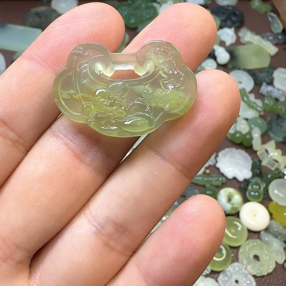 蛇纹石玉颈饰未镶嵌