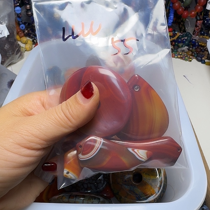 琉璃非金属颈饰一件