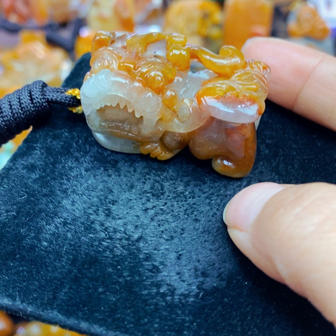 未镶嵌石英质玉（黄龙玉）颈饰