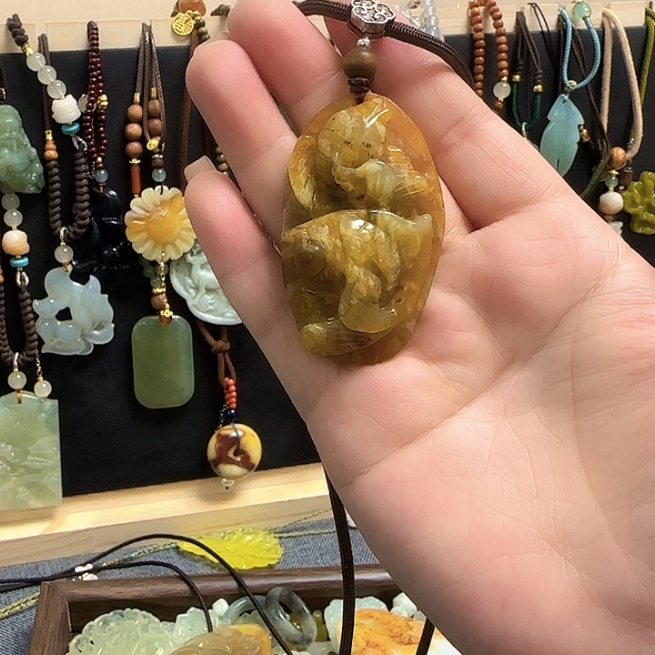 白***给蛇纹石玉合金颈饰