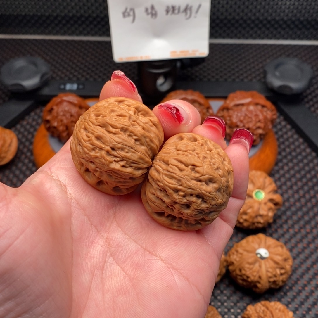 文玩核桃把件人****。铁锤