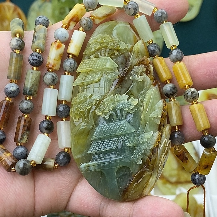 陈***前蛇纹石玉未镶嵌颈饰山水