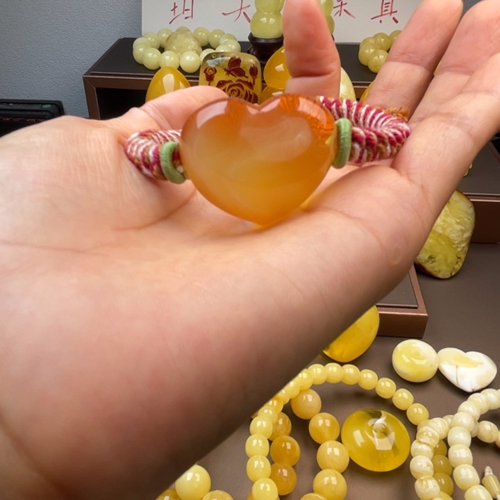 琥珀未镶嵌颈饰蜜蜡