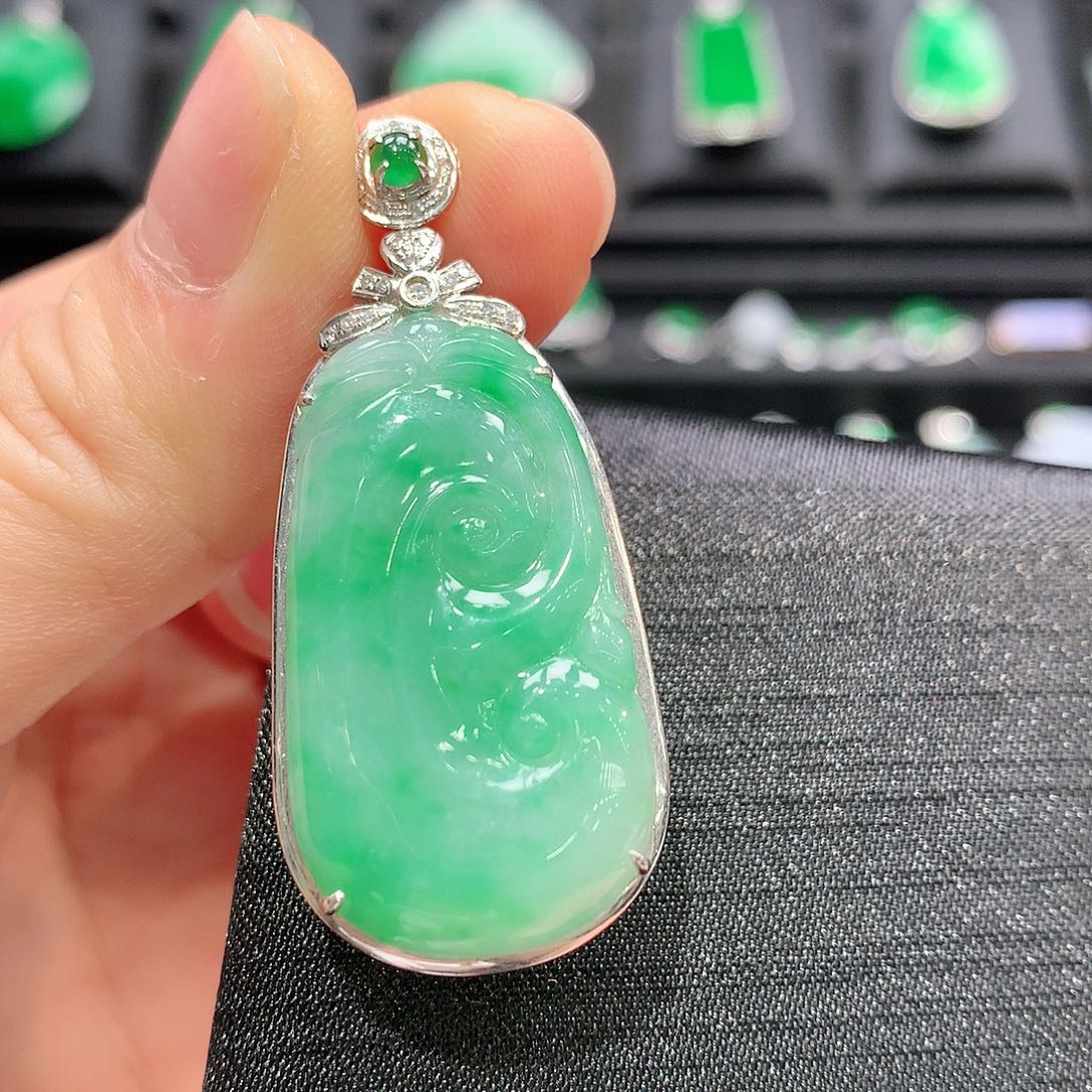 翡翠18K金镶嵌颈饰如意