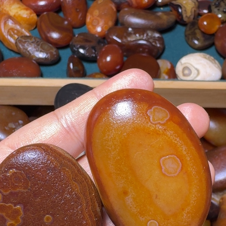 默***城瓷片马达加斯加奇石手把件浮雕