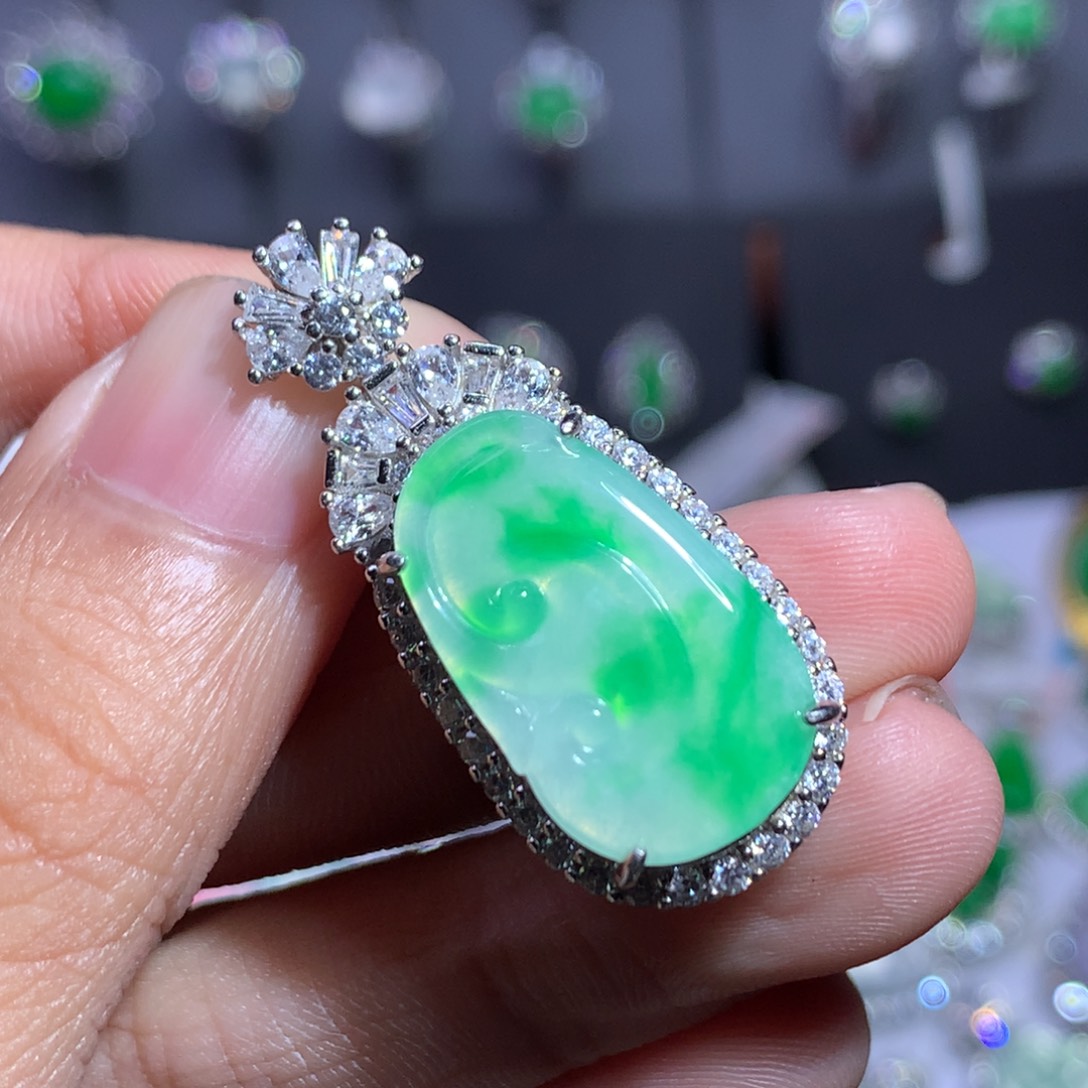 翡翠颈饰银S925镶嵌如意吊坠