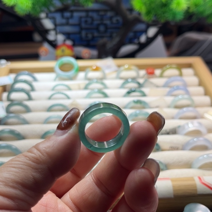 翡翠未镶嵌戒指蓝水