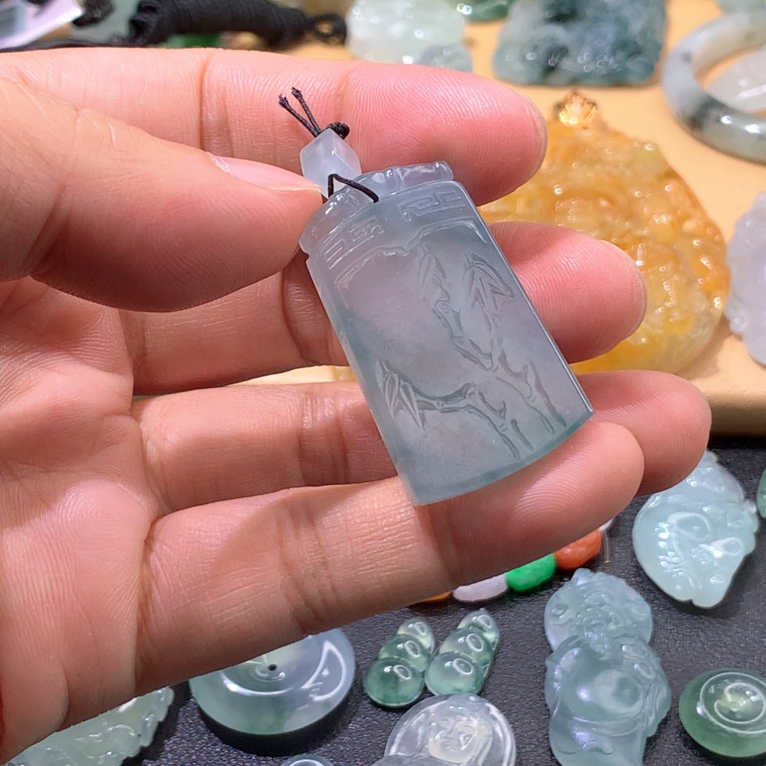 颈饰未镶嵌翡翠挂件