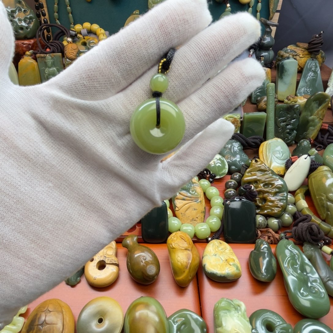 岫岩老玉（透闪石质玉）未镶嵌颈饰